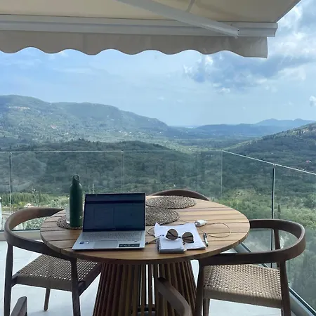 Elegant Escape With Panoramic Views Apartament