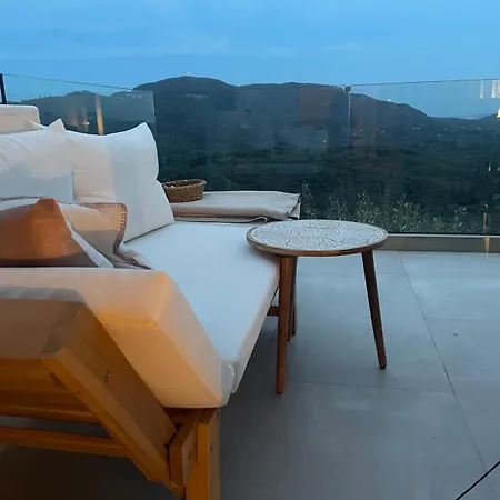Elegant Escape With Panoramic Views *